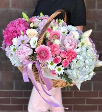 Композиция солнечный день в Алексине Цветочная композиция из Розы, Хризантемы, Пионы и Лизиантусы в корзине в Алексине