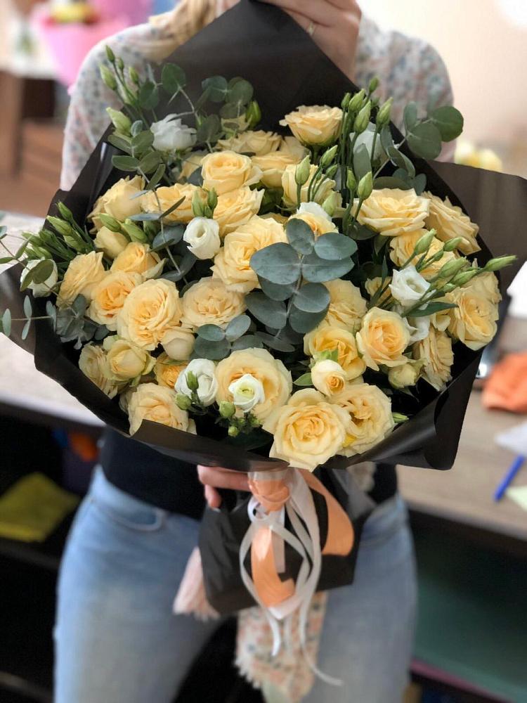 Букет птица счастья в Алексине Букет цветов из: Розы и Лизиантусы в Алексине