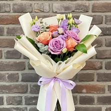 Букет цветочные ноты в Алексине Букет цветов из:  Лизиантусы и Розы в Алексине