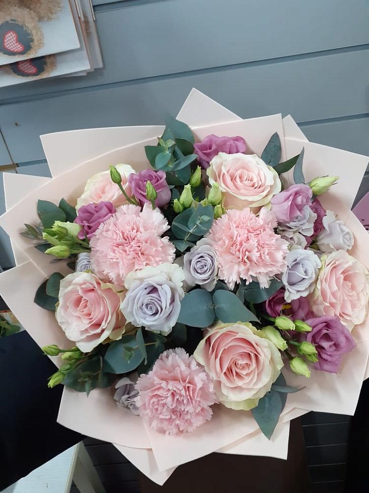 Букет цветов из: Розы, Гвоздики и Лизиантусы в Алексине