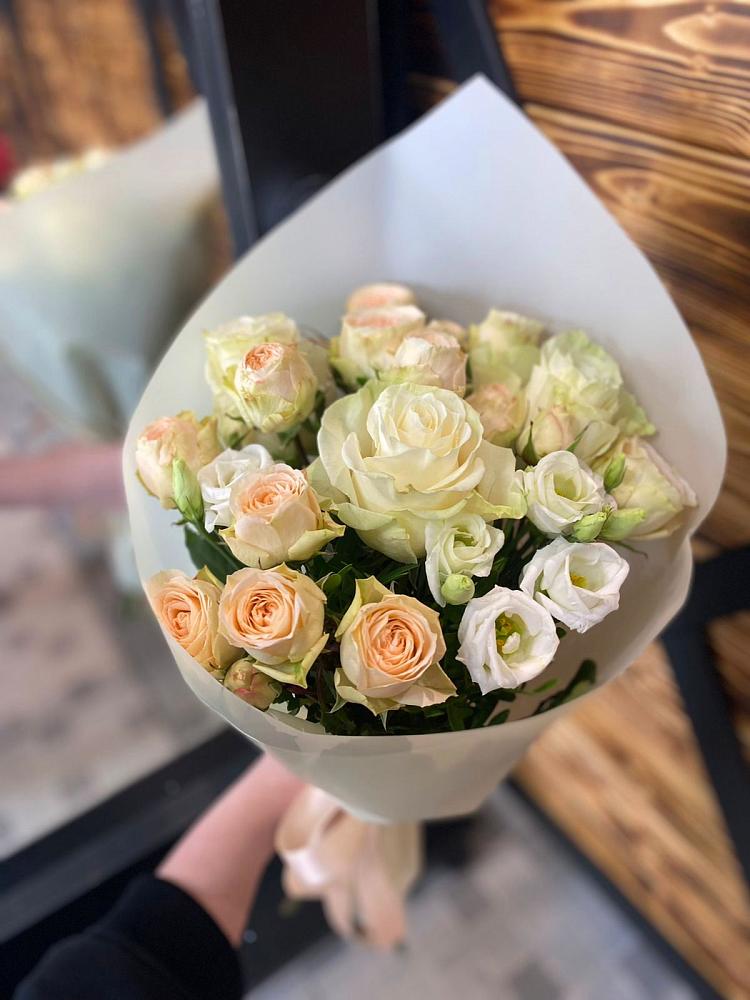 Букет Летний бриз в Алексине Букет цветов из: Розы и Лизиантусы в Алексине